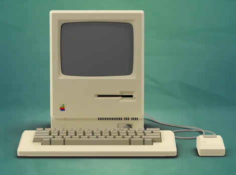 Apple Macintosh 128k Pose